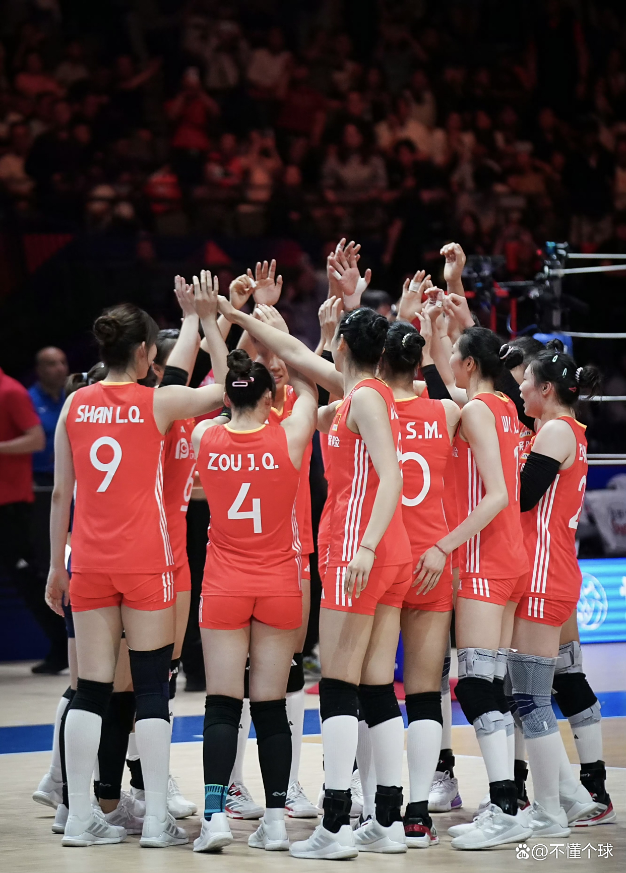 B体育网站-中国女排队员表现稳定，战胜强敌晋级决赛
