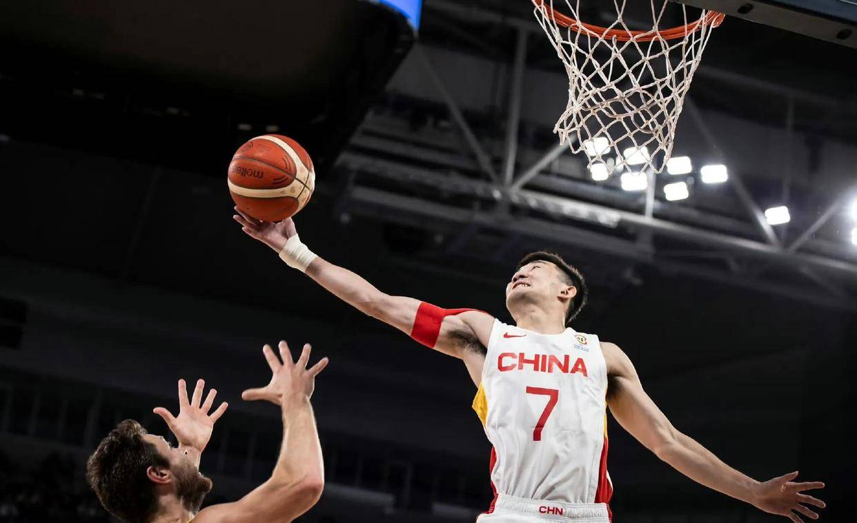 国内篮球联赛再度吸引观众围观，场面火爆
