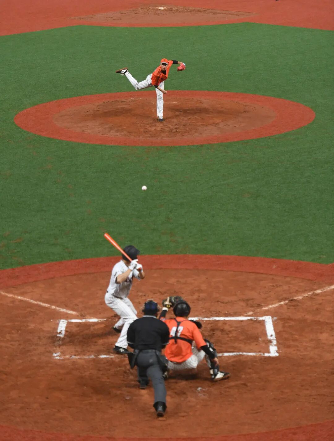 B体育培训-棒球比赛选手实力抢眼，球场上呈现激烈对决