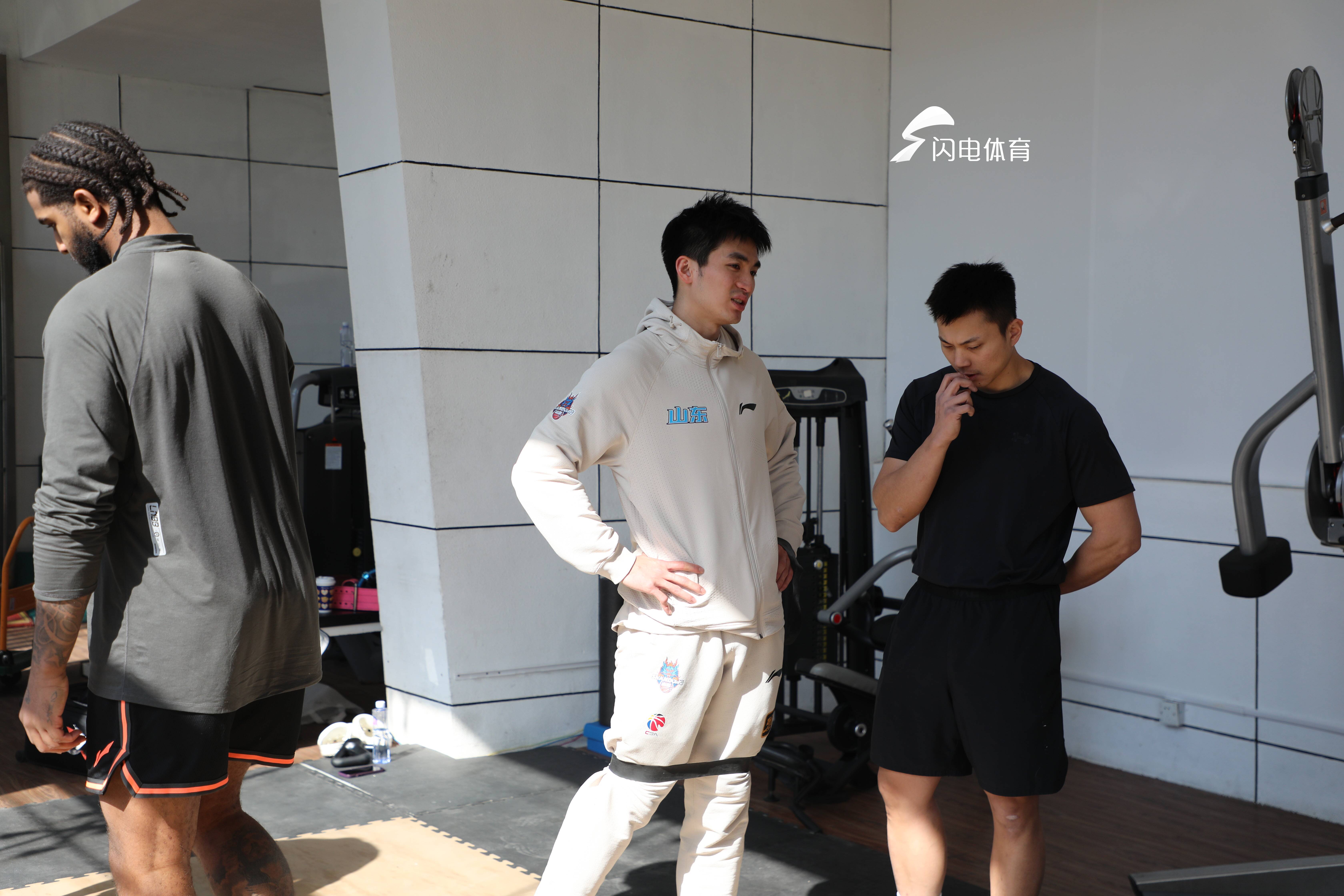 集体训练热身，球队整体表现出色