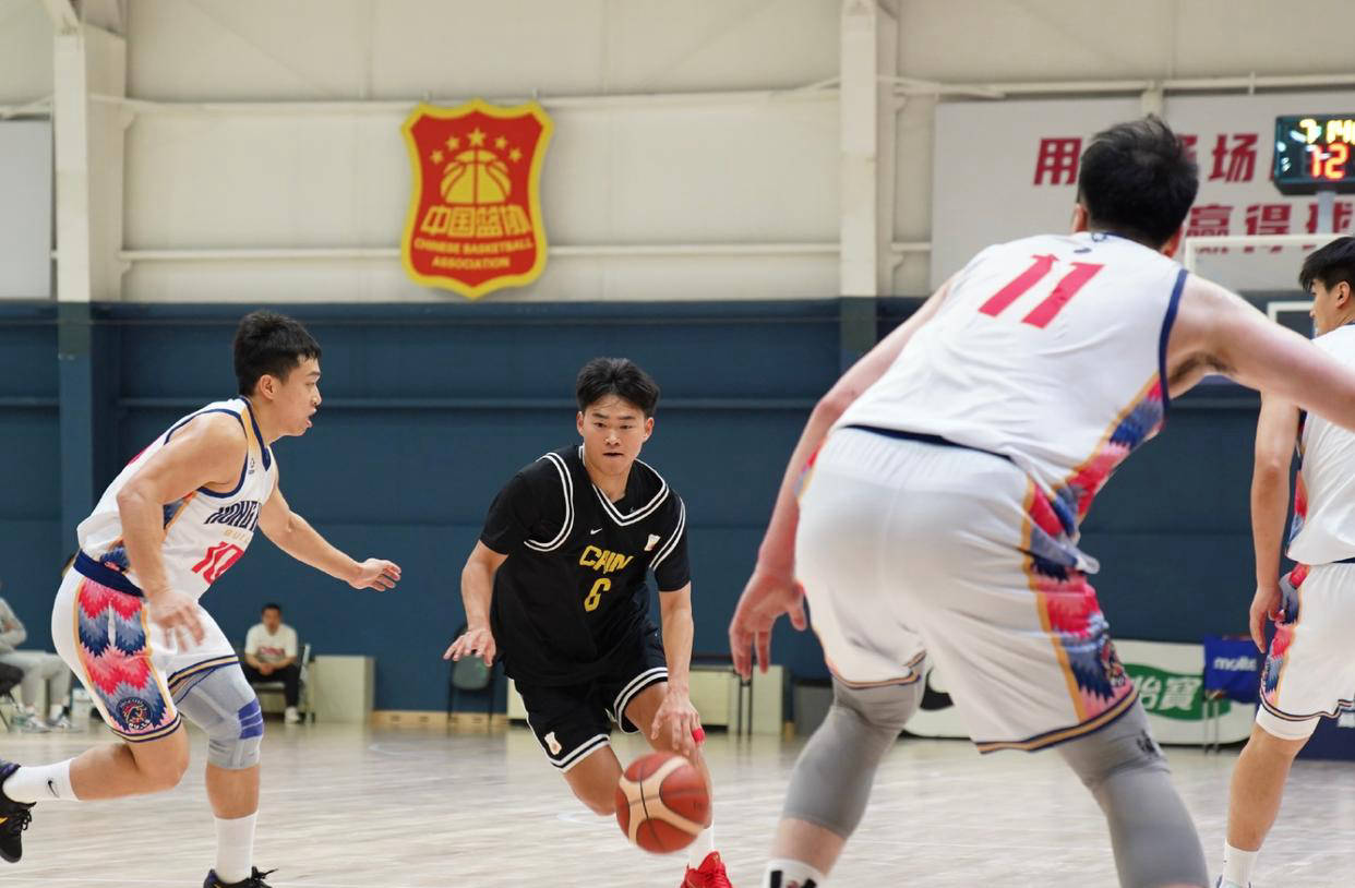 集体训练热身,球队整体表现出色 集体训练热身,球队整体表现出色