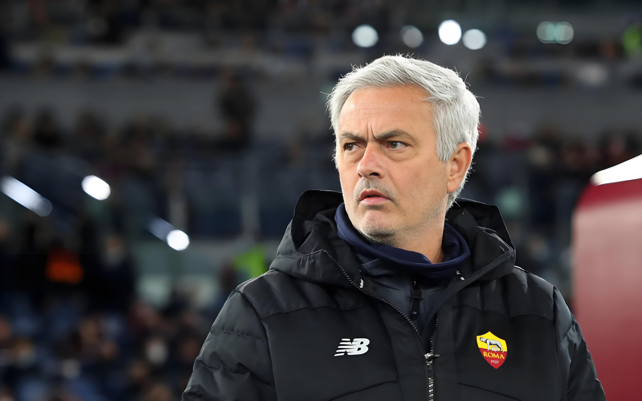 曼联惨败,穆帅遭遇重重困境 曼联惨败,穆帅遭遇重重困境